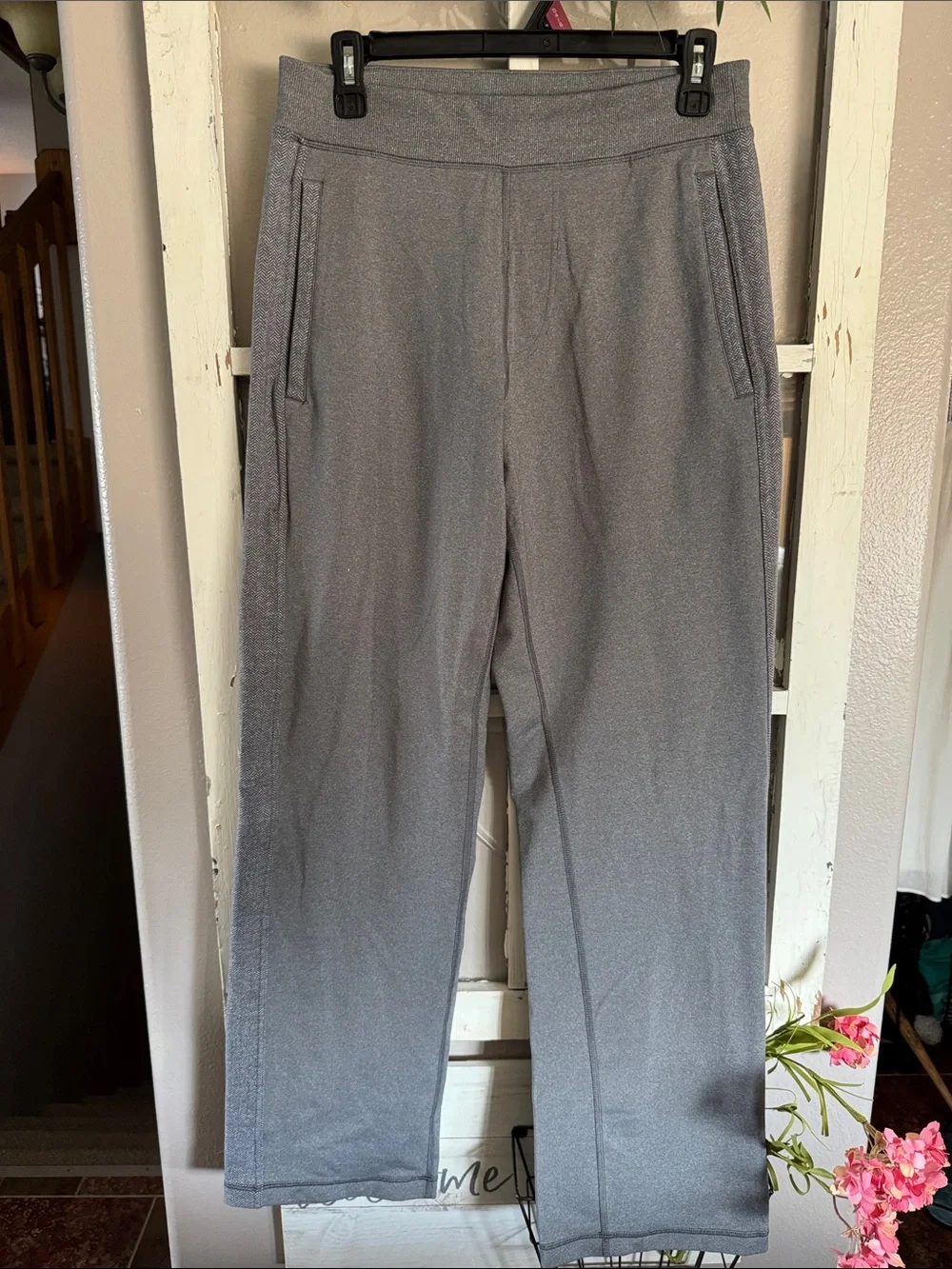 Lululemon men’s Gray straight leg drawstring waist sweatpants.